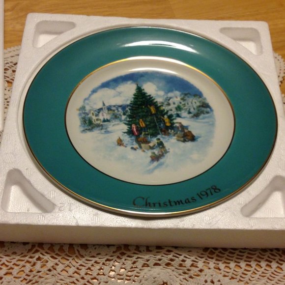 Avon Vintage Christmas plate, 1978 "Trimming the Tree" decorative - Picture 1 of 12